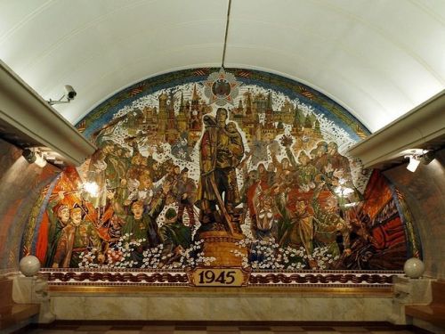jackviolet: One of the things that is really notable about Moscow and yet not many people outside Russia know about, is how gorgeous the Moscow metro is. These photos? That’s what the metro stations look like. Yeah. They’re called the “People’s