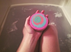 sleepylovves:  This bath bomb was so rad.