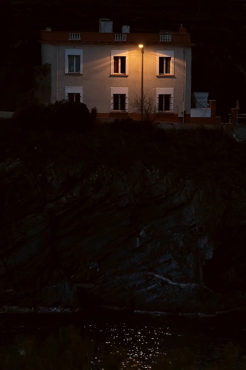 Même au bord de la falaise, si on regardait les étoiles.