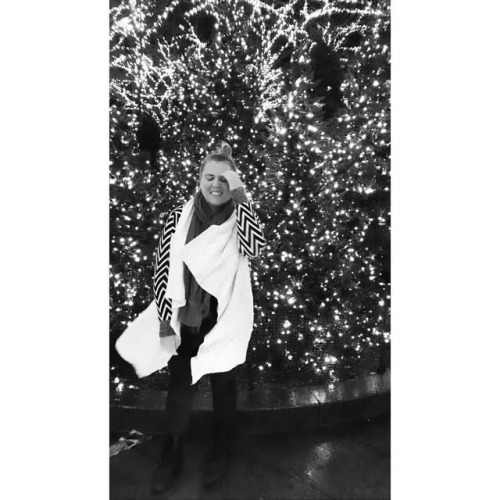 Baby it’s cold outside 🎄💋 📷: @nevaemerine     #latergram #newyork #newyorkcity #leighbeetravel #babyitscoldoutside #christmastree #christmas #winter #blackandwhite #sundaybunday #favoritetimeofyear #vacation #citylights  (at New York, New York)