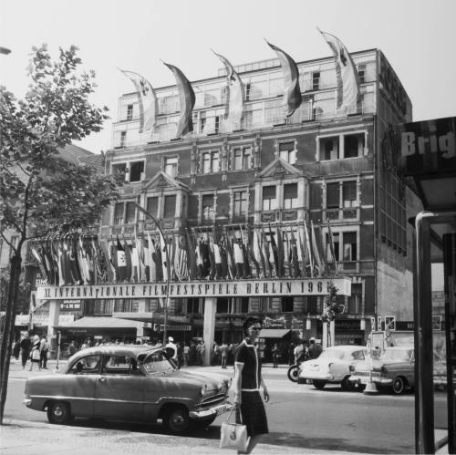 Vintage Berlinale: Das “Hotel am Zoo” am Kurfürstendamm begrüßt seine Gäste während der Filmfestspiele 1961.