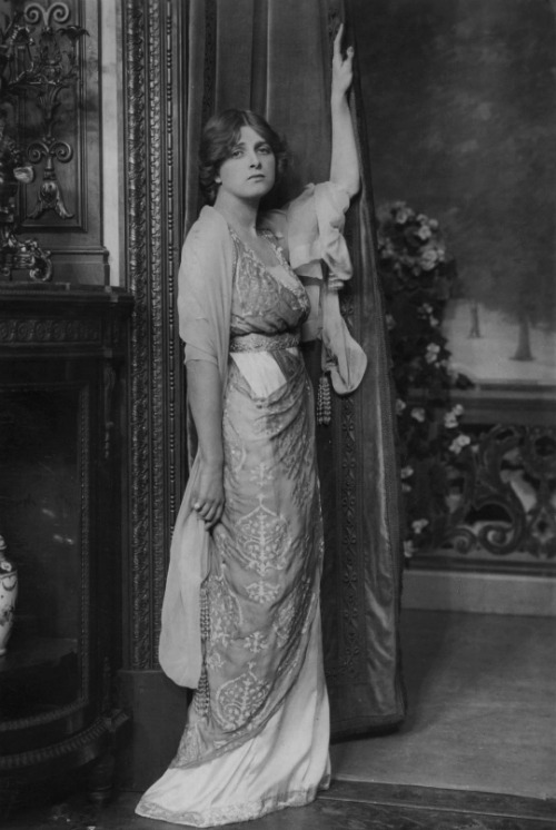 silent–era: Gladys Cooper photographed by Foulsham & Banfield, c.1913.