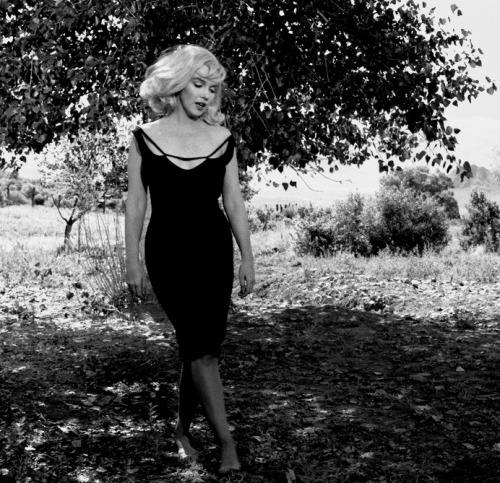 summers-in-hollywood:Marilyn Monroe filming The Misfits, 1960. Photos by Inge Morath 
