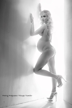 sexypregnantladies:  Pregnant beauty  Gorgeous!!