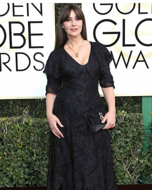 Beautiful Monica Bellucci @monicabellucciofficiel in the @goldenglobes #goldenglobeawards @mitjamazo