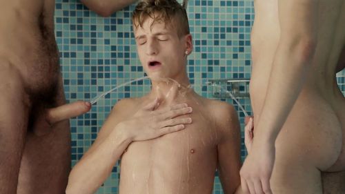 a-gpeter-love:ariesgreen:  Want to come over and try my new spa shower, it has multiple shower heads.  Mmmhh Pisse