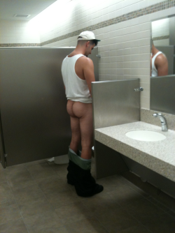 deeliciousdudez:  straightguynaked:  Amateur Straight Guys Naked for more Pics and Videos   http://deeliciousdudez.tumblr.com