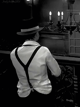 andyacklesspn:« Claire’s “Noir” costume »