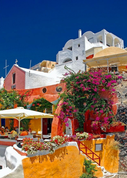 Cafe In Oia, Santorini, Greece || Photo: Petros Makris