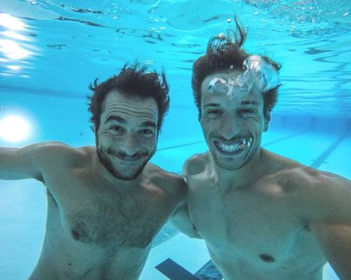  Breatholding barefaced underwater buddies