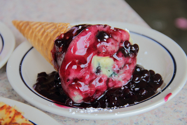 everybody-loves-to-eat:  rooty tooty bar-ba-looty blueberry cone cake @ IHOP Restaurant