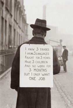 historicaltimes:  Man searching for work in England, 1930s England via reddit