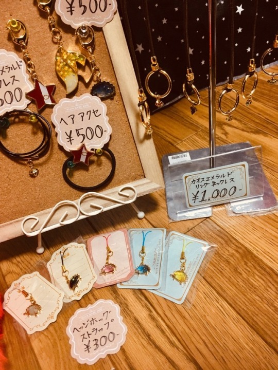 misterkanzaki:  misterkanzaki:  handmade accessory  These were released at a Japanese coterie event in Japan.