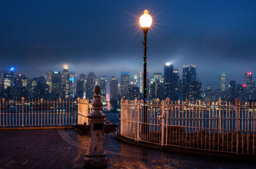 archatlas:  Rainy Nights in NYC The city that never sleeps also does not stop because of a little rain and its captured in all its vibrancy by Bernhard Hartmann. 