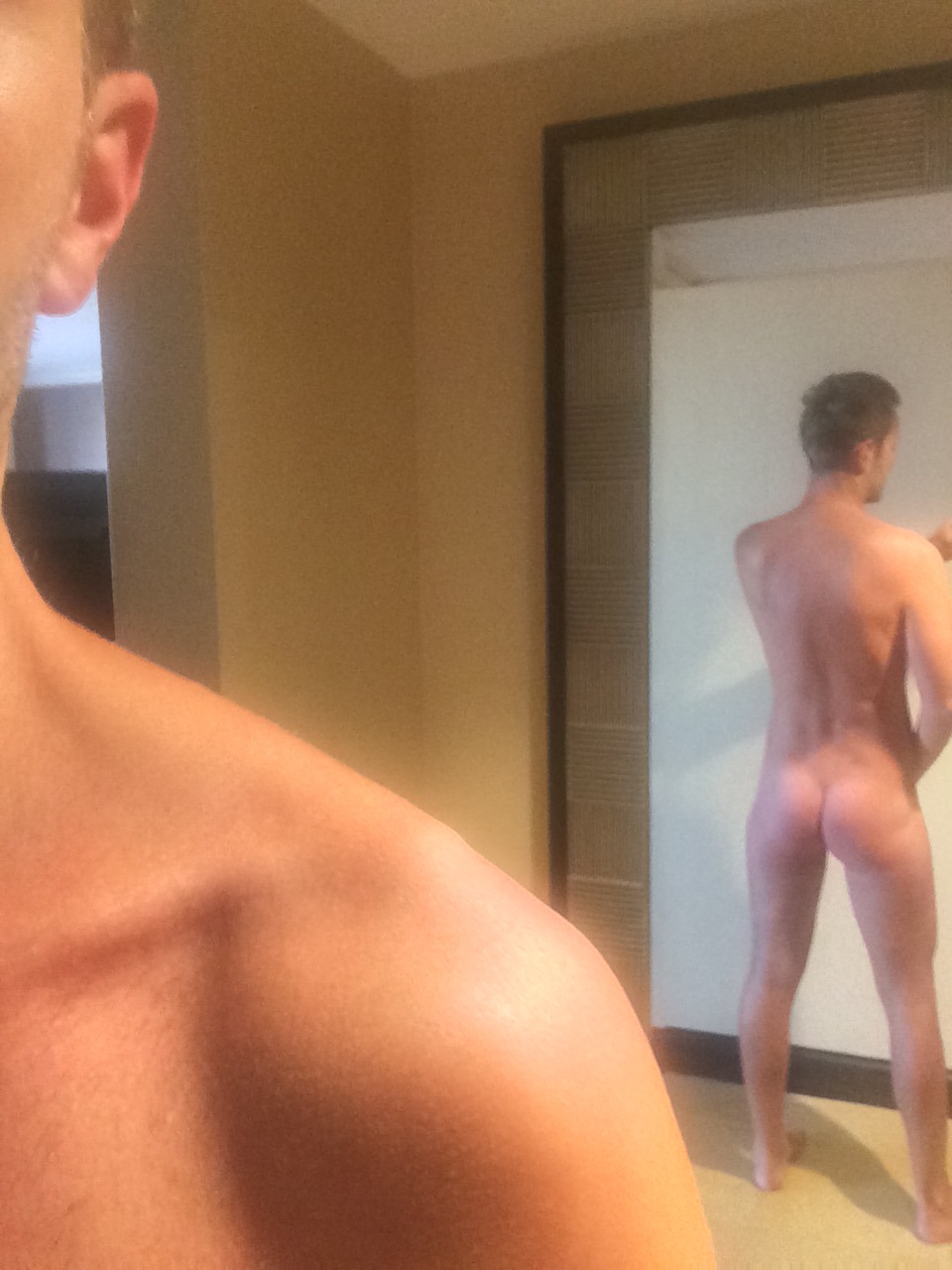 omgnakedmalecelebs1:Mirror, Mirror on the wall : )
