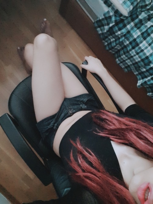 lauratrap:  The world needs more bulge ✌  Love the new panties, really cute color 