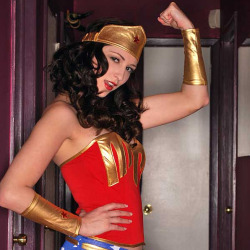 nude-superheroines:  Wonder Woman cosplayer