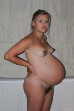 sexypregnanthotties: For more sexy pregnant