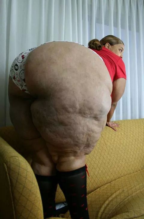 vinny2007:  Sheâ€™s ready to sit her bare rump on my face!!  Yum