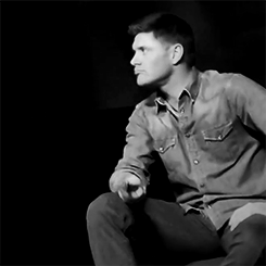 poorbeautifuldean:  jensen and the mic flip 