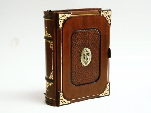 aidiosacademia: Handmade leather-bound journals by Dragos Man. I’ve recently interviewed him a