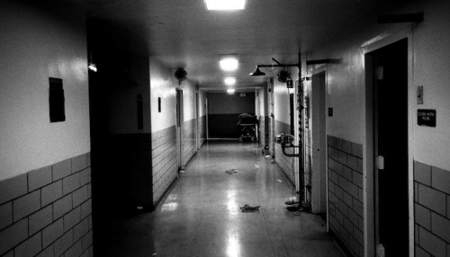 spookymrsboo:   LATE SHIFT: NURSES SHARE THEIR SPOOKY ENCOUNTERS			  —–DON’T LET THEM TAKE ME!The best I have heard is from a nurse who said that one night she was  floated to oncology at the hospital she used to work at. She was given a  patient