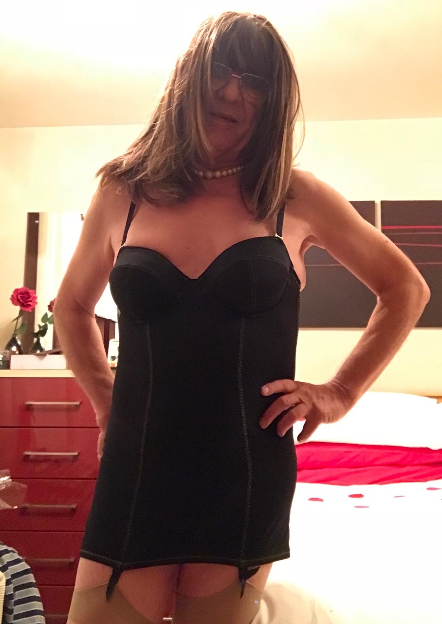 karla01tv: vercingetorix1000: Come to bed 💋 ..und laß uns geile spiele treiben…