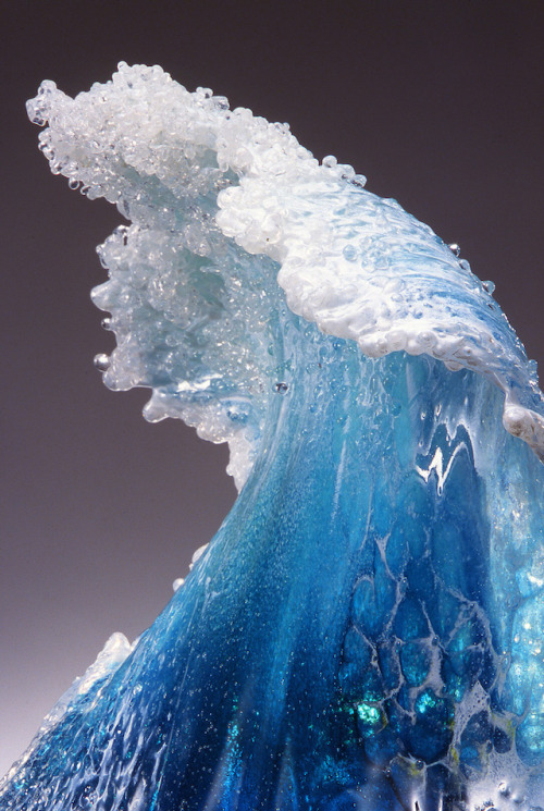 an-artastrophe:Glass Sculptures of Crashing Frozen Waves American artists couple Paul DeSomma and Ma