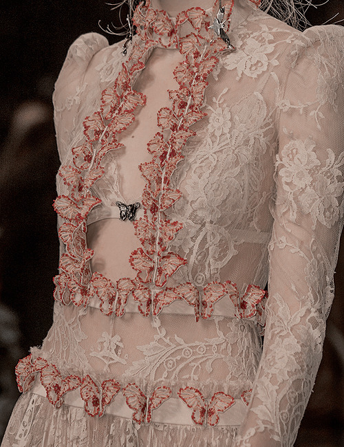 myfavoritefashionthings:  Alexander McQueen Fall 2016