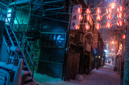 tokyostreetphoto: Snowy Alleyway, Shibuya （渋谷）