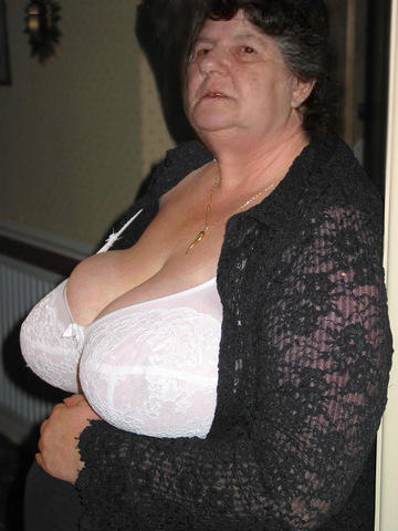 grannylover6: ricardxxv: mmmmmmmmm how to remove that bra to see fall like tits and make your grandm