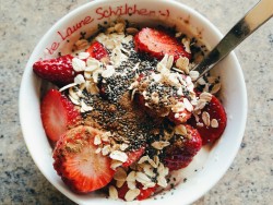 sherry-blossom:  For lunch I had a bowl of protein yogurt mixed with maca and topped with strawberries, oats, chia seeds and cinnamon. And an unpictured glass of pink true fruit smoothie on the side :)