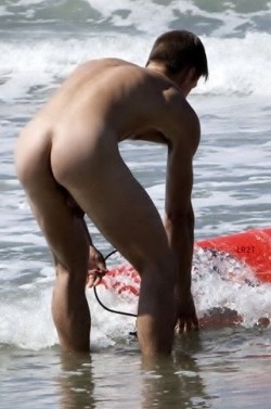 nakedblokes:  Naked blokes. That’s it. Nothing else.  nakedblokes.tumblr.com. follow. ask. submit. archive.