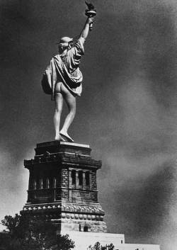 Alfred Gescheidt - Statue of Liberty Mooning,