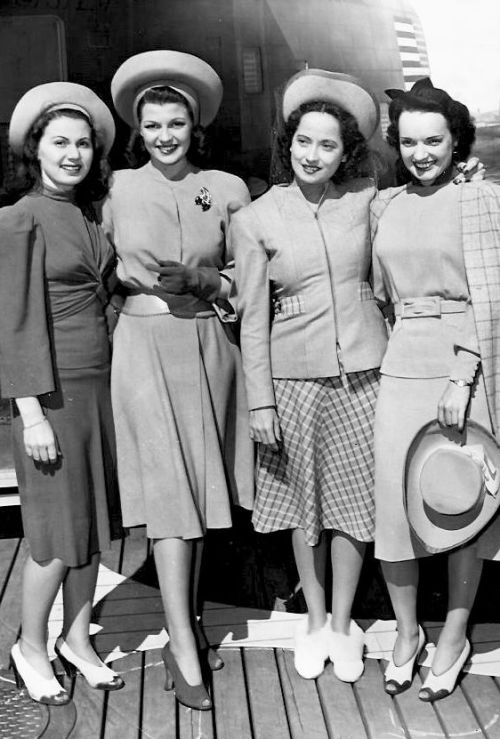 forties-fifties-sixties-love:Rita Hayworth and Merle Oberon photographed with unknown starlets.