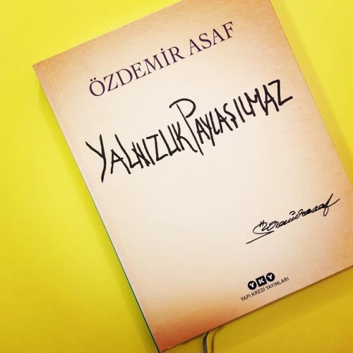 İlk basımı 1978'de yapılan &ldquo;Yalnızlık Paylaşılmaz&quot;ın bu özel baskısı Öz