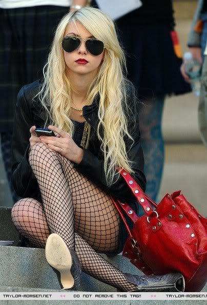 omgsolikebasicallyitsme:  I’ve been momentarily encapsulated by grunge and who rocks grunge better than Taylor Momsen; Style of the Week Alternating between bare legs, fishnets or ripped leggings she shows how despite the overwhelming number of black