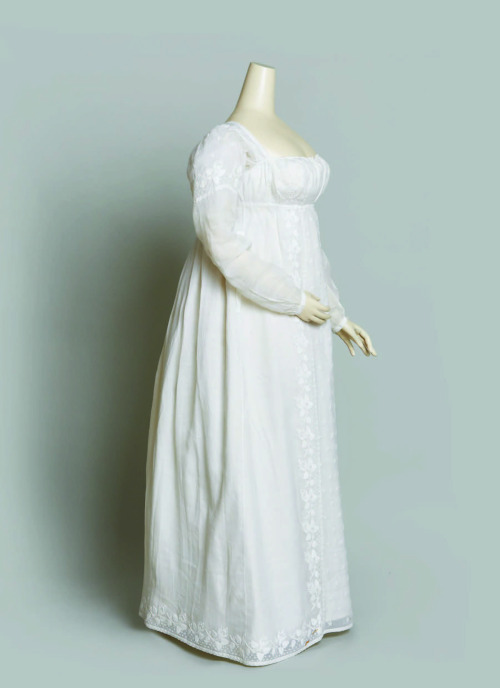 fripperiesandfobs: Morning dress ca. 1810 From Cora Ginsburg