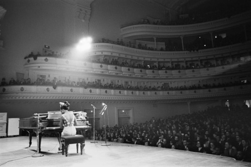 personettes: Nina Simone as captured by Alfred Wertheimer, December 1964.