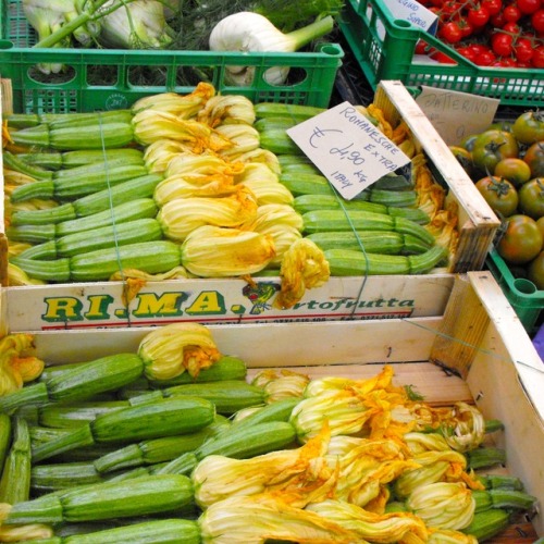 Fiori di zucca, di mercato, Borgo, Roma, 2009.