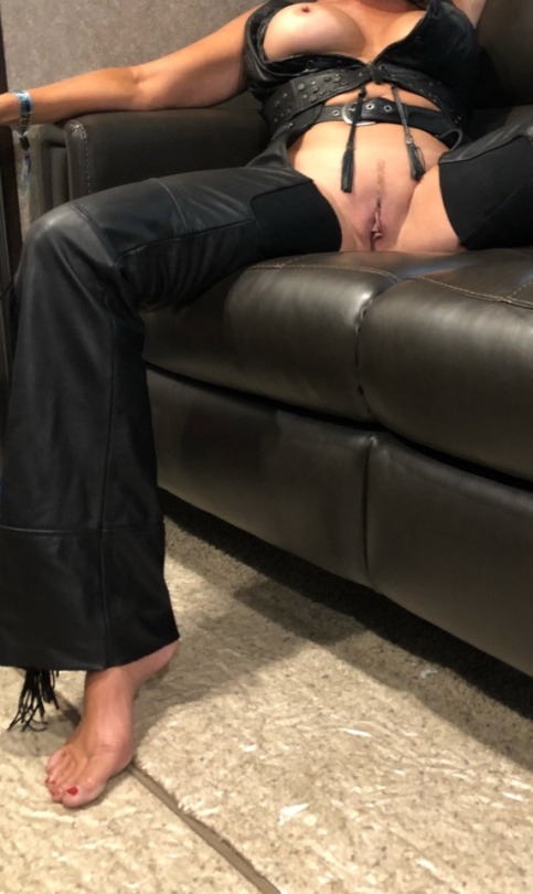 danimariner:  You know you drank too much when you wake up on a friends couch and have no idea where your shorts and shoes are😛