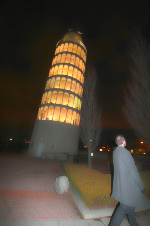 In a Chicago suburb stands the “Leaning Tower of Niles” &ndash; a half-size replica, complete with l