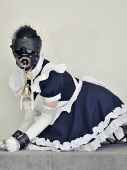 pictures-i-heart:  sutiblr:  Maid with rubber mask  oh my!