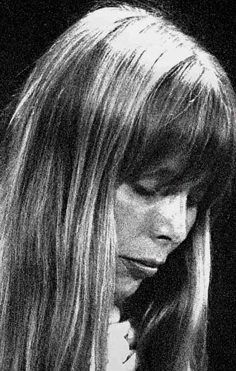 bobdylan-n-jonimitchell:Joni Mitchell, March 28, 1971 © Richard Upper. “After the show, everyone was