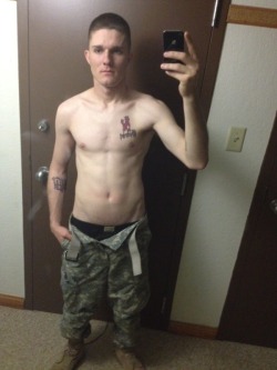 shitilikeandafewofme:  20 year old. Fort Campbell, KY Follow me for more like this! www.shitilikeandafewofme.tumblr.com Do you know this guy? Tell me about him.