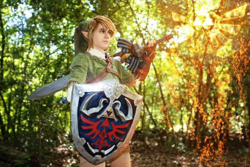 kamikame-cosplay:  Epic Link cosplay from Legend of Zelda by Amouranth. Photos by Michael Shum.