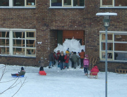 stunningpicture:  Kids work together to create