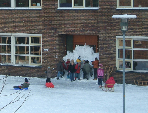 amypopsbubbles:  stunningpicture:  Kids work together to create eternal recess  #community 