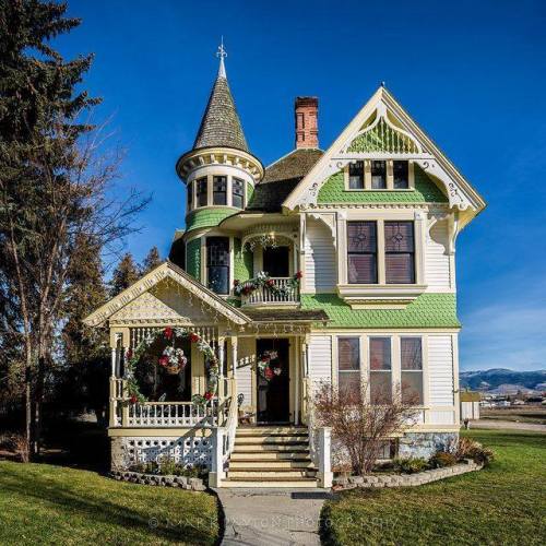 blue-eyed-country-angel:  steampunktendencies: Victorian Houses   A girl can dream…..