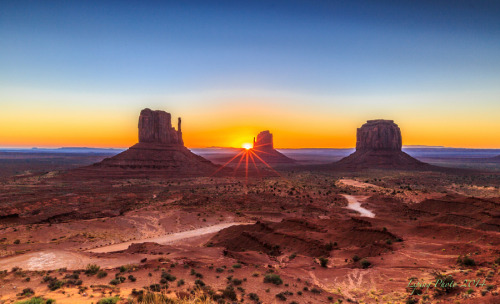 isawatree:Sunrise @ Monument Valley by Liping Yu